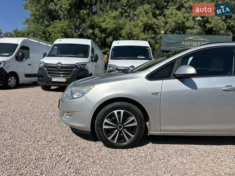 Универсал Opel Astra 2011 в Ровно