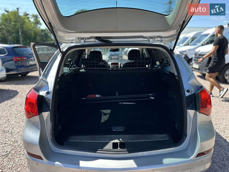 Универсал Opel Astra 2011 в Ровно