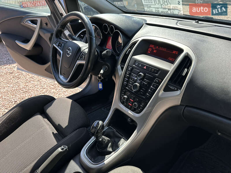 Универсал Opel Astra 2011 в Ровно