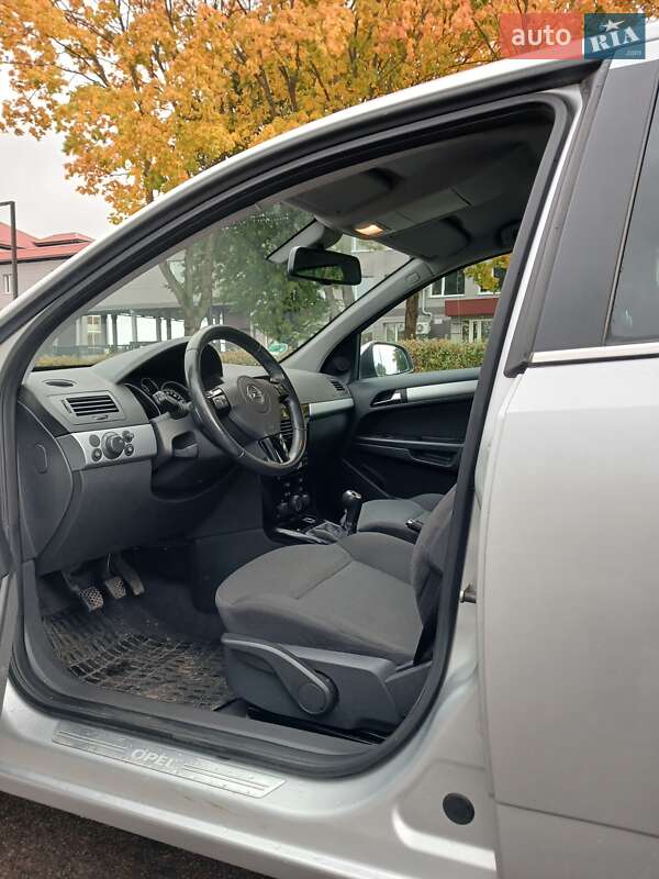 Универсал Opel Astra 2010 в Луцке