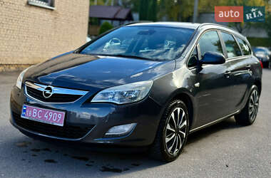Універсал Opel Astra 2011 в Рівному