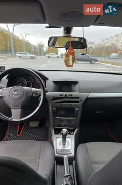 Хэтчбек Opel Astra 2006 в 