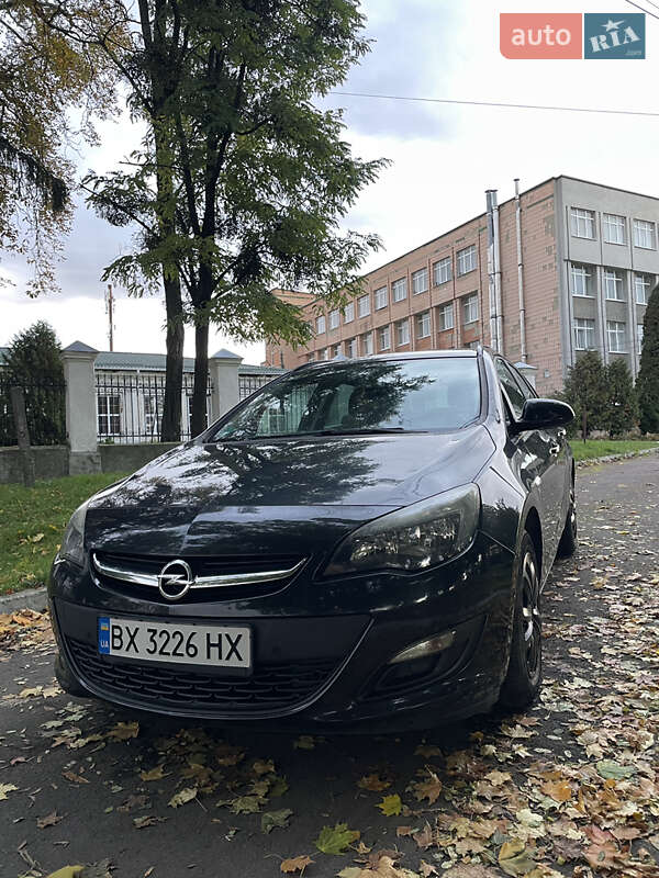 Универсал Opel Astra 2012 в Остроге