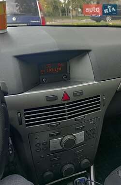 Хэтчбек Opel Astra 2006 в 