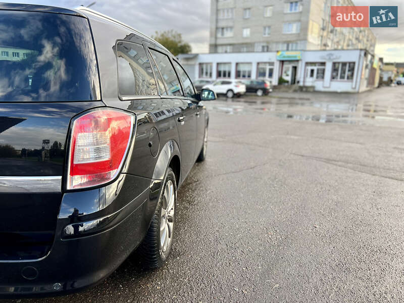 Универсал Opel Astra 2010 в Дубно