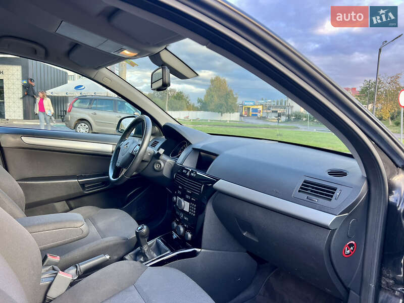 Универсал Opel Astra 2010 в Дубно