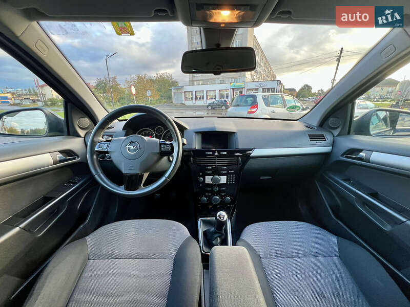 Универсал Opel Astra 2010 в Дубно