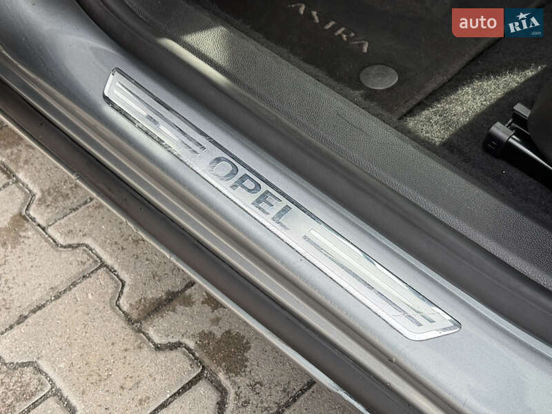 Хетчбек Opel Astra 2011 в Рівному