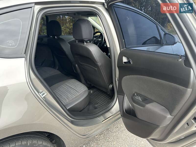 Седан Opel Astra 2015 в Ржищеве фото 13 Седан Opel Astra 2015 в Ржищеве