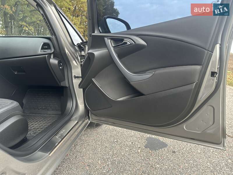 Седан Opel Astra 2015 в Ржищеве фото 15 Седан Opel Astra 2015 в Ржищеве