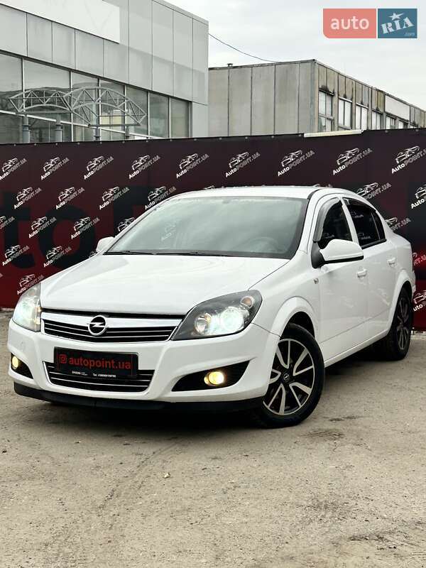 Седан Opel Astra 2013 в Сумах