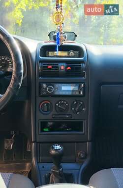 Седан Opel Astra 2006 в Днепре