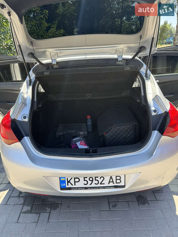 Хэтчбек Opel Astra 2011 в Запорожье