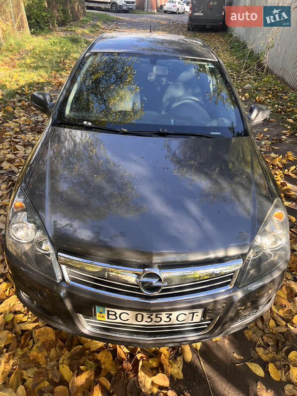 Хэтчбек Opel Astra 2012 в Львове