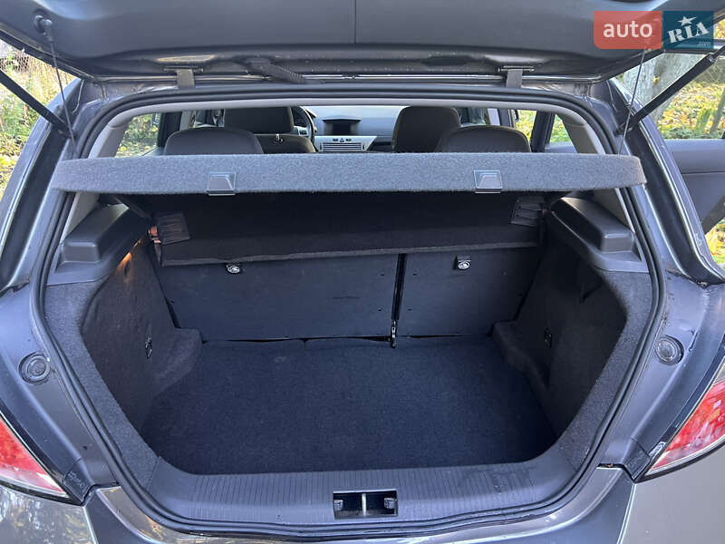 Хэтчбек Opel Astra 2012 в Львове