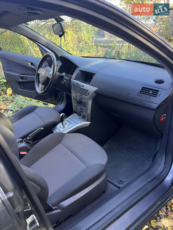 Хэтчбек Opel Astra 2012 в Львове