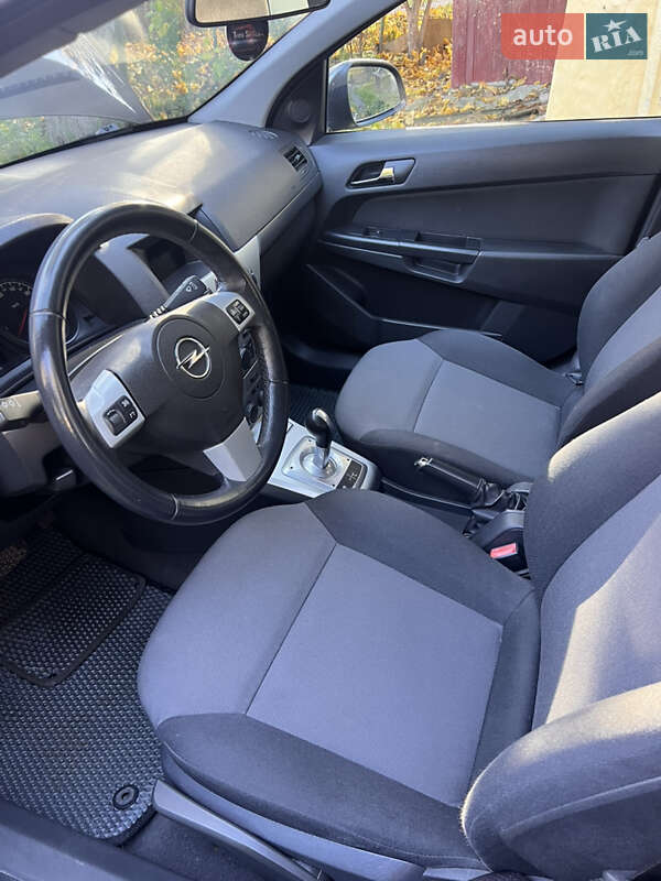 Хэтчбек Opel Astra 2012 в Львове