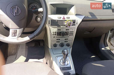 Хетчбек Opel Astra 2010 в  фото 6 Хетчбек Opel Astra 2010 в