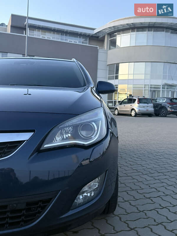 Універсал Opel Astra 2011 в Яворові