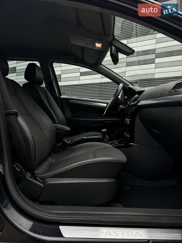 Универсал Opel Astra 2010 в Черкассах