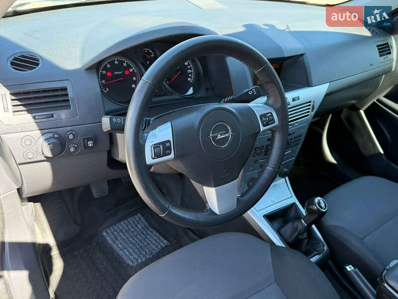 Хэтчбек Opel Astra 2014 в Лубнах фото 5 Хэтчбек Opel Astra 2014 в Лубнах
