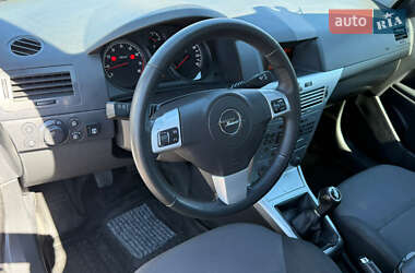 Хэтчбек Opel Astra 2014 в 