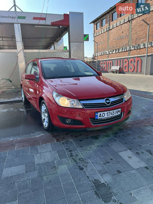 Хэтчбек Opel Astra 2007 в Хусте