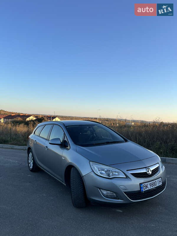 Универсал Opel Astra 2011 в Ровно
