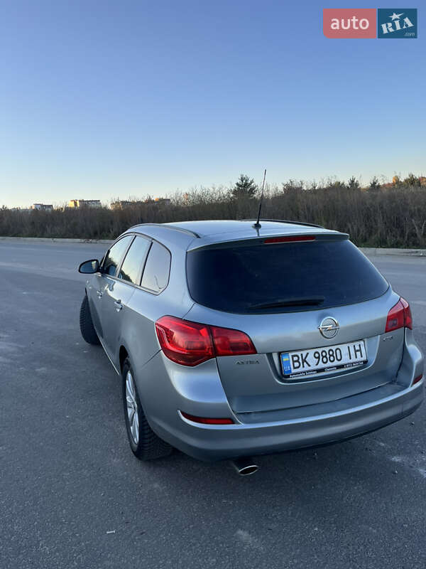 Универсал Opel Astra 2011 в Ровно
