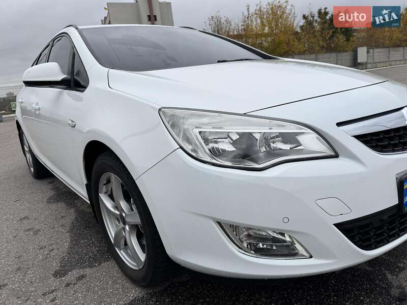 Універсал Opel Astra 2011 в Харкові
