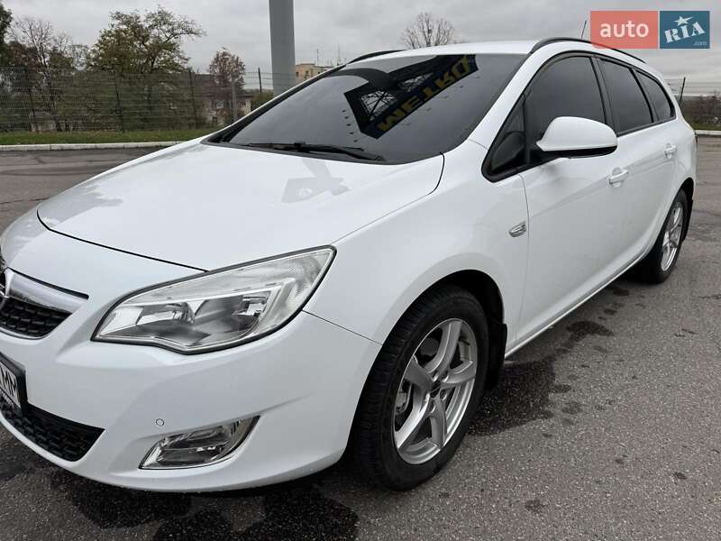 Універсал Opel Astra 2011 в Харкові