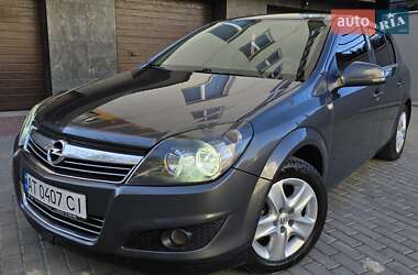 Хэтчбек Opel Astra 2012 в 