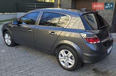Хэтчбек Opel Astra 2012 в 