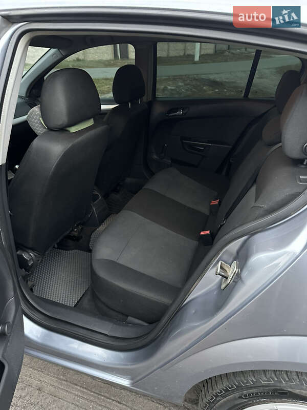 Хетчбек Opel Astra 2005 в Павлограді