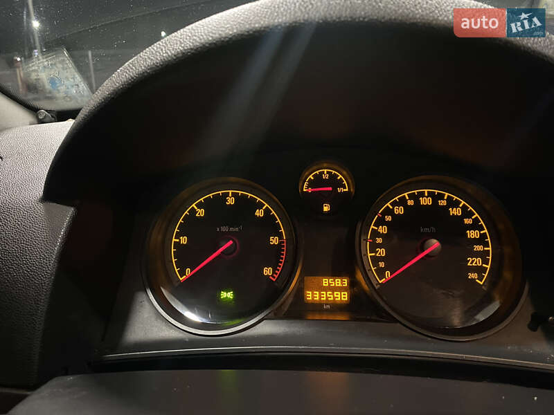 Хэтчбек Opel Astra 2011 в Хусте