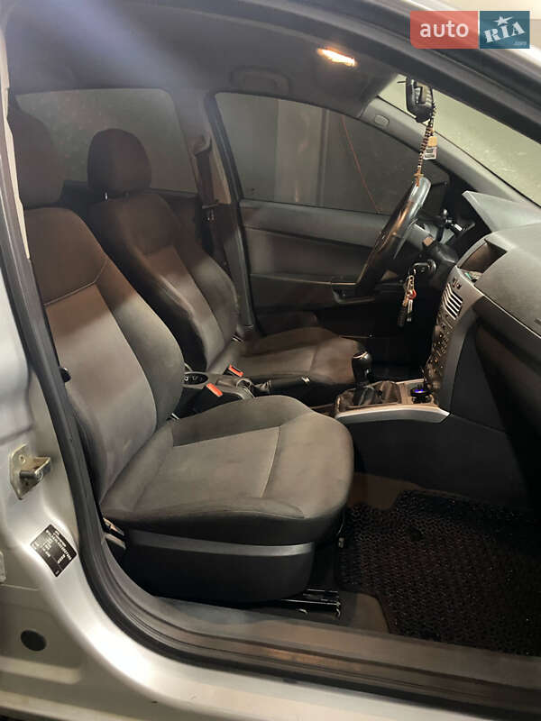 Хэтчбек Opel Astra 2011 в Хусте