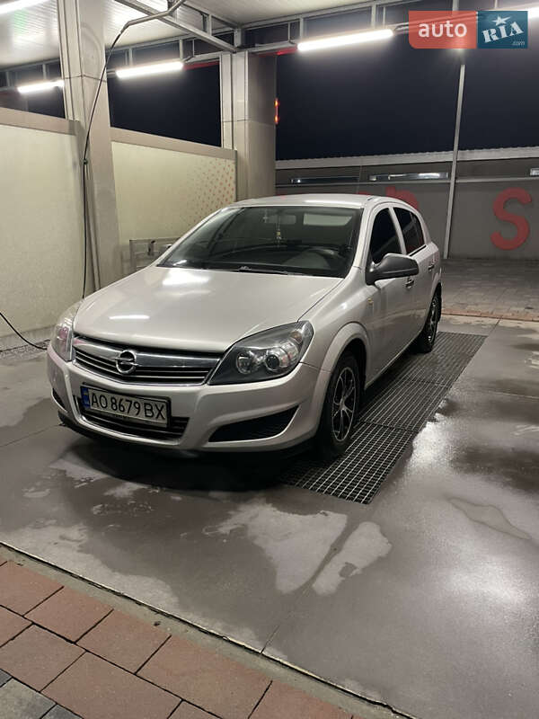 Хэтчбек Opel Astra 2011 в Хусте
