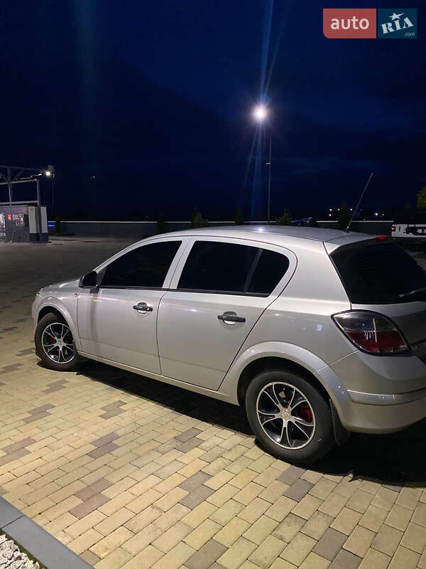 Хэтчбек Opel Astra 2011 в Хусте