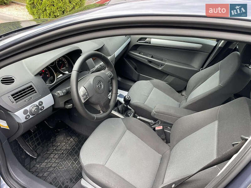 Хэтчбек Opel Astra 2006 в Городке