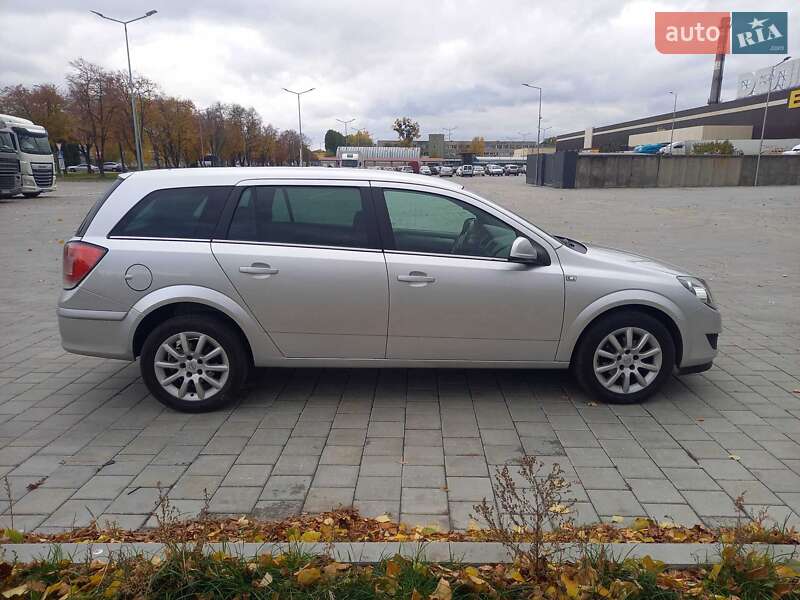 Универсал Opel Astra 2010 в Черкассах