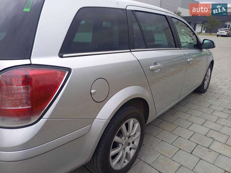 Универсал Opel Astra 2010 в Черкассах