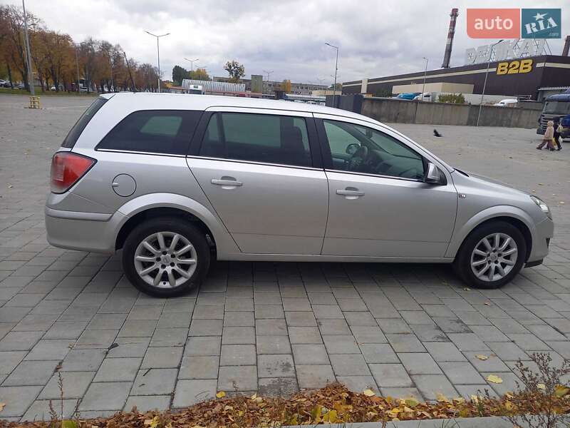 Универсал Opel Astra 2010 в Черкассах