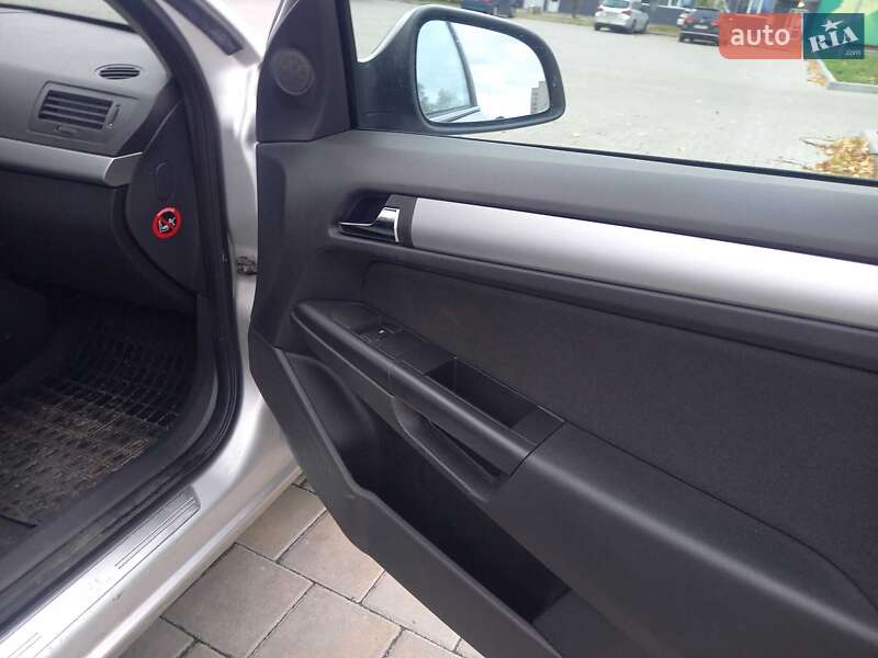 Универсал Opel Astra 2010 в Черкассах