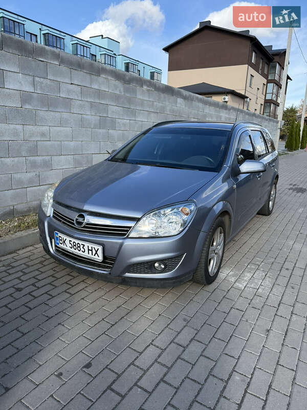Універсал Opel Astra 2009 в Рівному