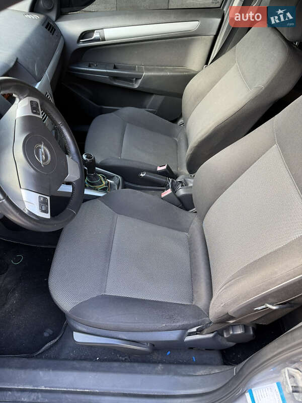 Універсал Opel Astra 2009 в Рівному