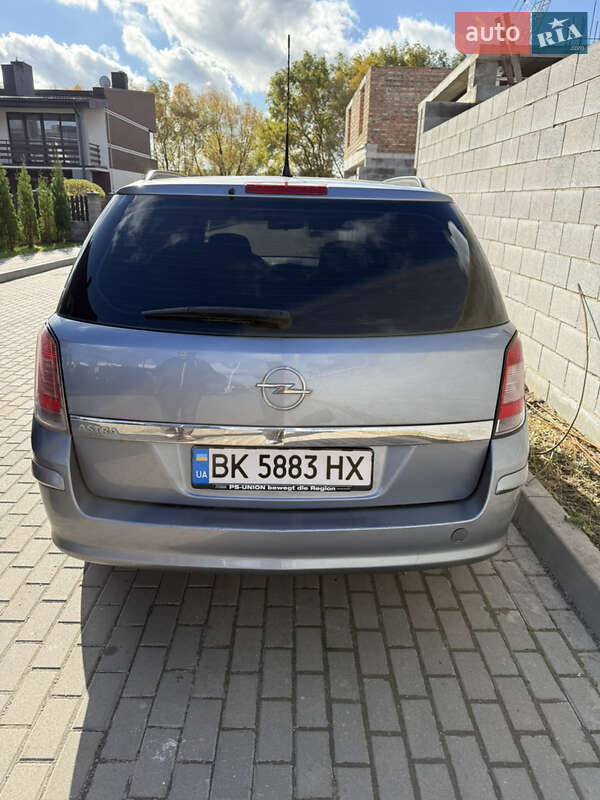 Універсал Opel Astra 2009 в Рівному