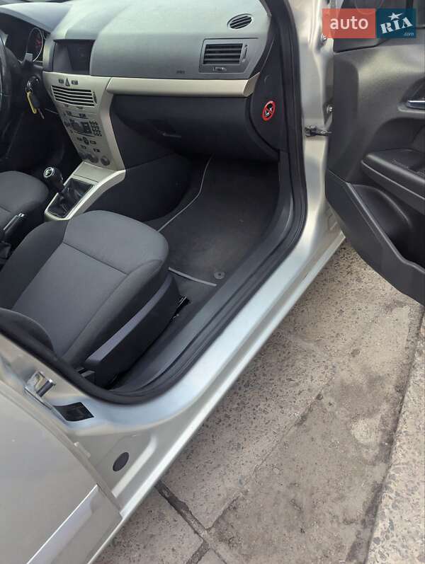 Універсал Opel Astra 2008 в Рівному