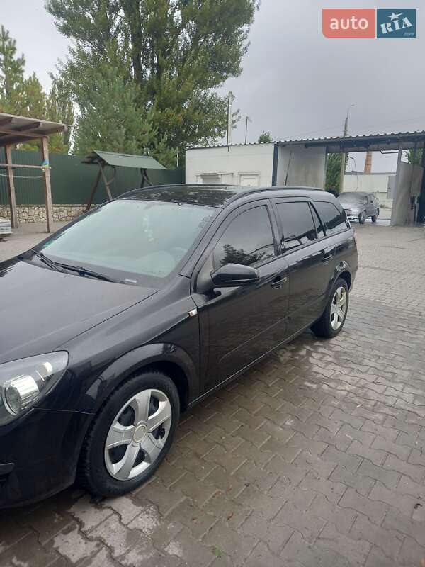 Универсал Opel Astra 2006 в Волочиске