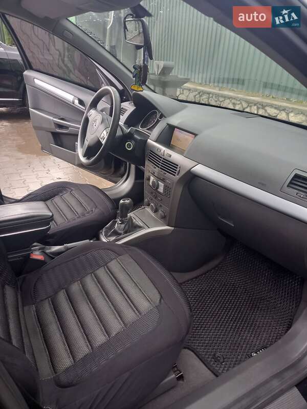 Универсал Opel Astra 2006 в Волочиске