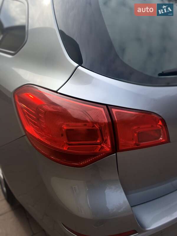 Універсал Opel Astra 2011 в Радехові